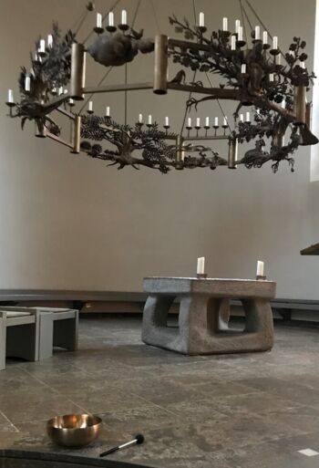 Klangschale in der Kirche St. Lambertus Die Klangschale am Rande des Altarraums der Pfarrkirche